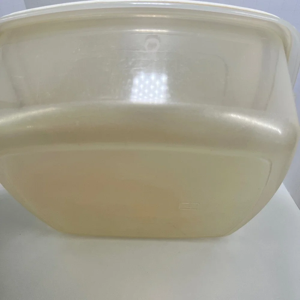 Vintage Rubbermaid Servin Saver Square Food Storage Container Almond 19 cup